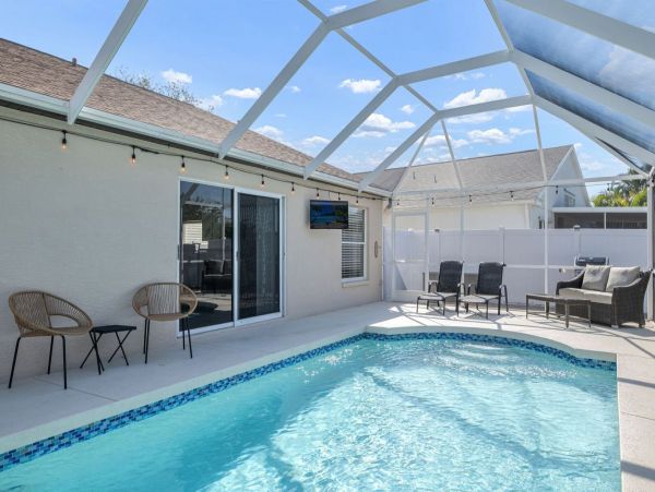 Bradenton Three Bedroom Home Private Caged Pool