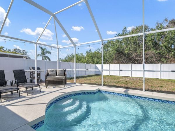 Bradenton Three Bedroom Home Private Caged Pool
