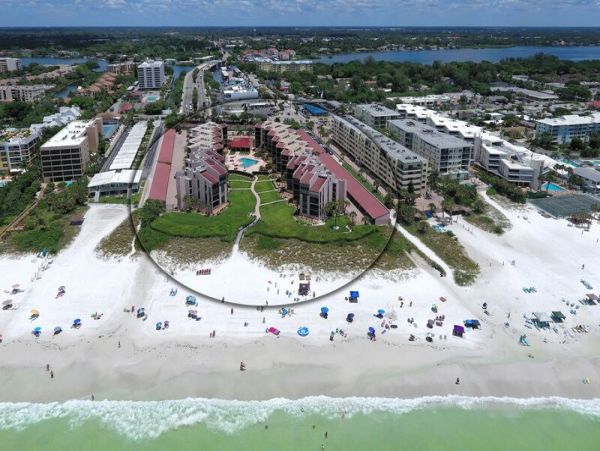 Beachfront Condo Sleeps 6