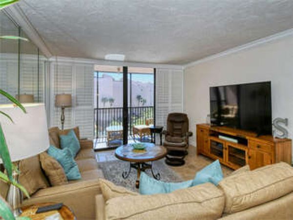 Beachfront Condo Sleeps 6