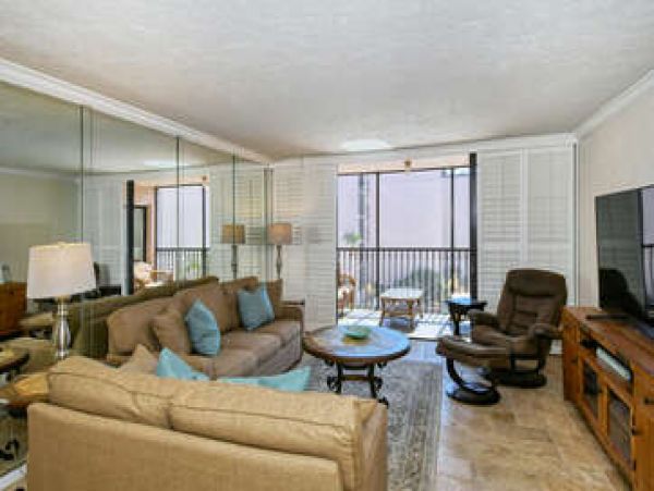 Beachfront Condo Sleeps 6
