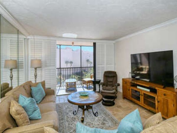 Beachfront Condo Sleeps 6