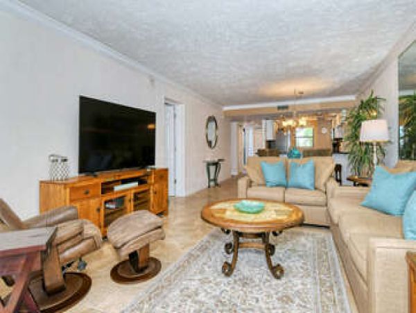 Beachfront Condo Sleeps 6