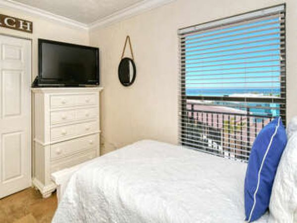 Beachfront Condo Sleeps 6