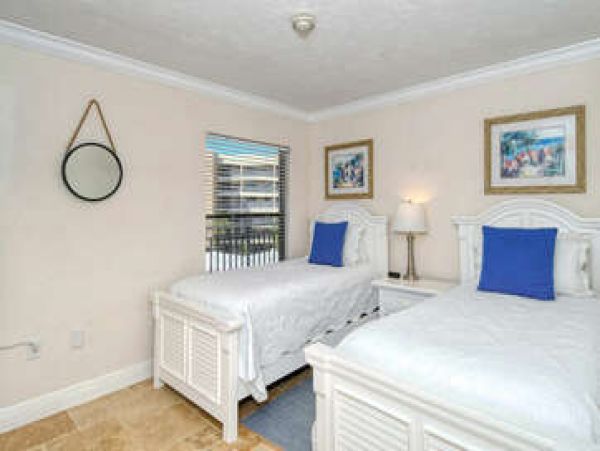 Beachfront Condo Sleeps 6