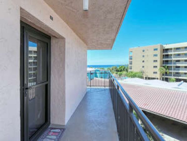 Beachfront Condo Sleeps 6
