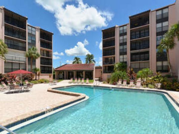 Beachfront Condo Sleeps 6