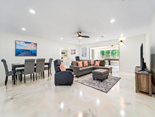 Modern Three Bedroom House in Bradenton Beach