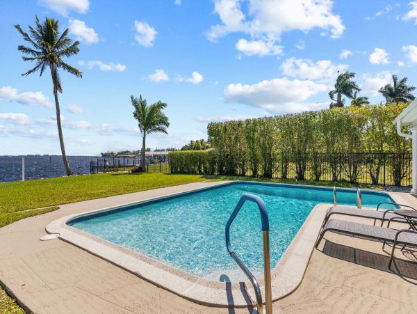 Outdoor Pool Villa on the Bay
