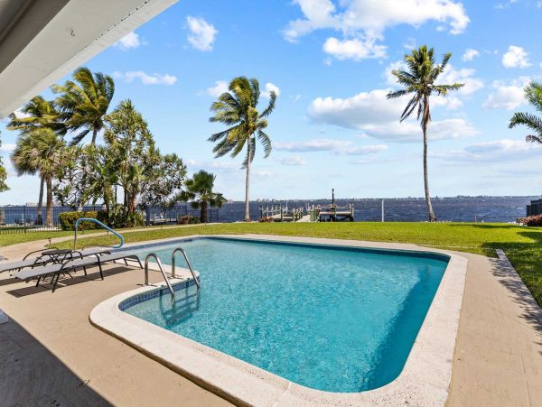 Outdoor Pool Villa on the Bay