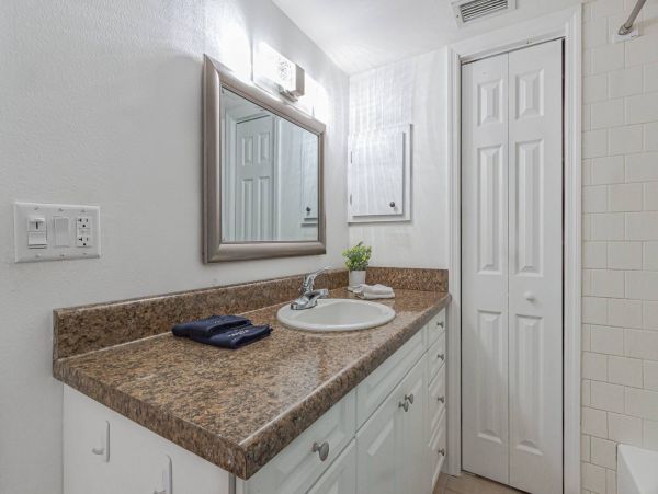 Two Bedroom Cottage in South Sarasota Sleeps 4 Guests