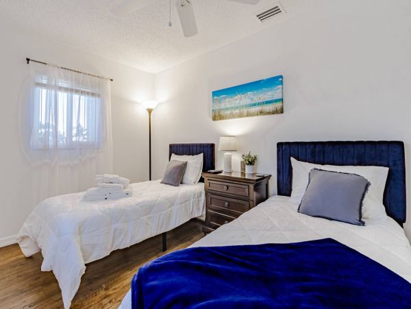 Two Bedroom Cottage in South Sarasota Sleeps 4 Guests