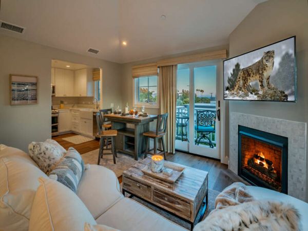 Beautiful Vacation Condo Walk to Beach Sleeps 2