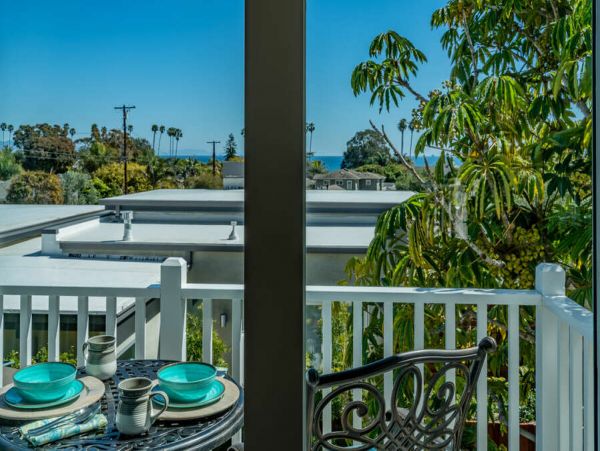 Beautiful Vacation Condo Walk to Beach Sleeps 2