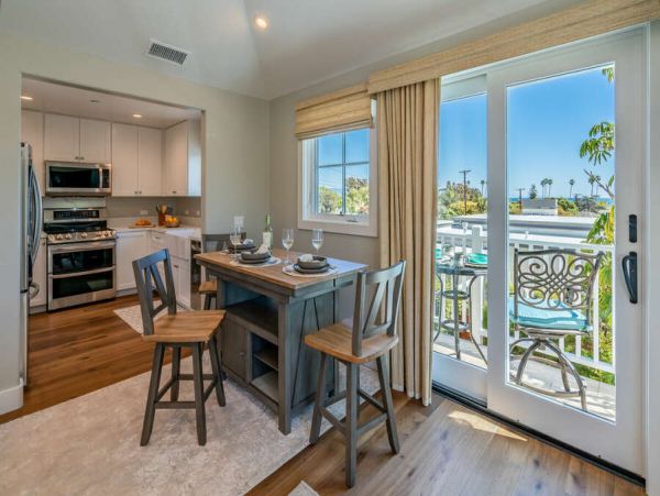 Beautiful Vacation Condo Walk to Beach Sleeps 2