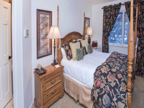 Vail Four Bedroom Vacation Home - Private Hot Tub