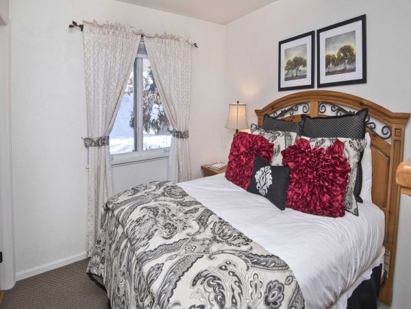 Vail Four Bedroom Vacation Home - Private Hot Tub