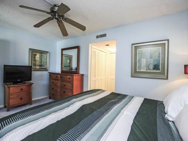 Sanibel Island Vacation Rentals | 2-Bedroom Gulf View Condo with Pool & Amenities