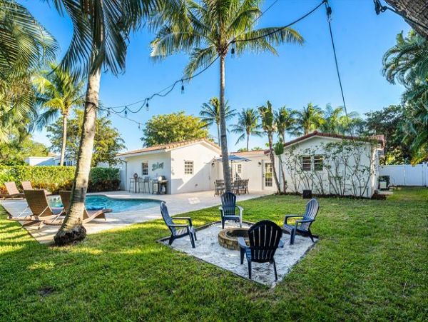3 Bedroom Vacation Home on Delray Beach FL - Private Pool & Luxurious Amenities