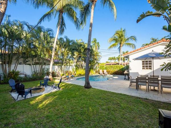 3 Bedroom Vacation Home on Delray Beach FL - Private Pool & Luxurious Amenities