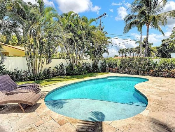 3 Bedroom Vacation Home on Delray Beach FL - Private Pool & Luxurious Amenities