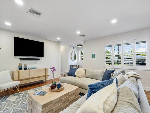 3 Bedroom Vacation Home on Delray Beach FL - Private Pool & Luxurious Amenities