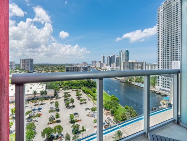 Beautiful 2 Bedroom Condo in Hallandale Beach Florida