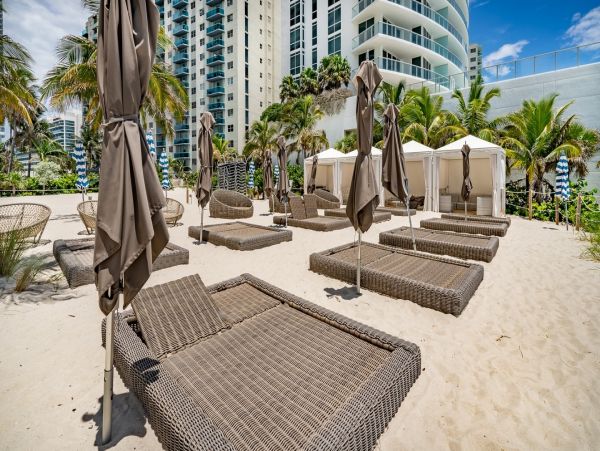 Beautiful 2 Bedroom Condo in Hallandale Beach Florida