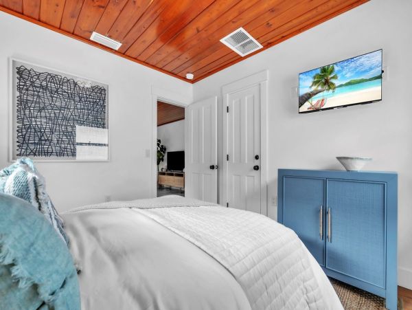 Anna Maria 2 Bedroom Rental with Partial Ocean View Sleeps 6