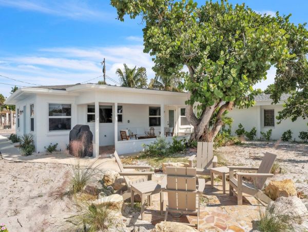 Anna Maria 2 Bedroom Rental with Partial Ocean View Sleeps 6