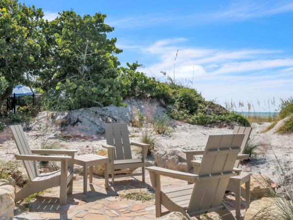 Anna Maria 2 Bedroom Rental with Partial Ocean View Sleeps 6