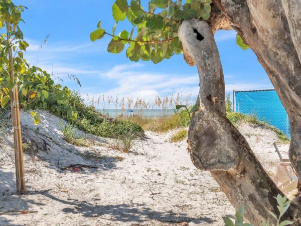 Anna Maria 2 Bedroom Rental with Partial Ocean View Sleeps 6