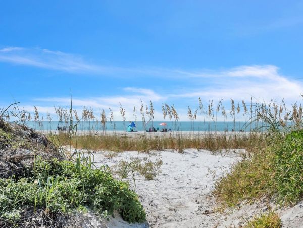 Anna Maria 2 Bedroom Rental with Partial Ocean View Sleeps 6