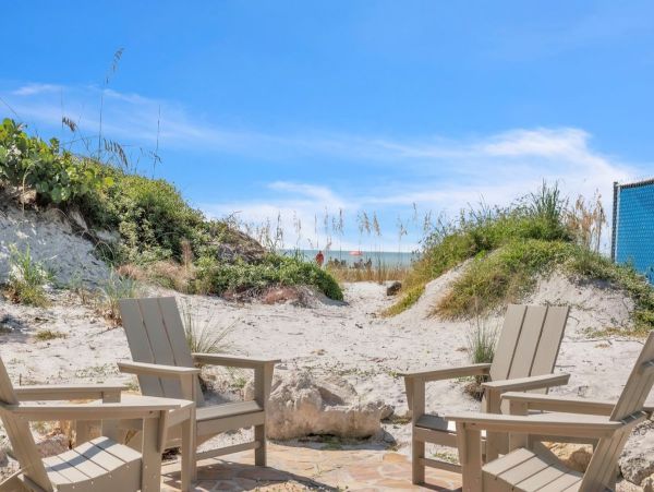 Anna Maria 2 Bedroom Rental with Partial Ocean View Sleeps 6