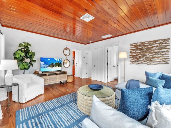 Anna Maria 2 Bedroom Rental with Partial Ocean View Sleeps 6