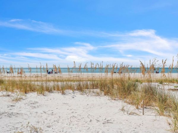 Anna Maria 2 Bedroom Rental with Partial Ocean View Sleeps 6