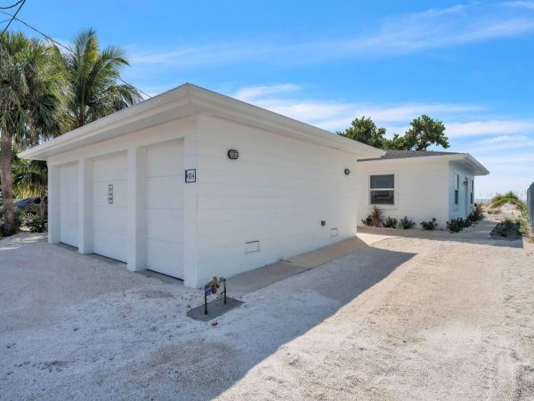 Anna Maria 2 Bedroom Rental with Partial Ocean View Sleeps 6