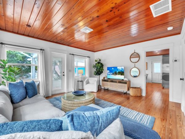Anna Maria 2 Bedroom Rental with Partial Ocean View Sleeps 6