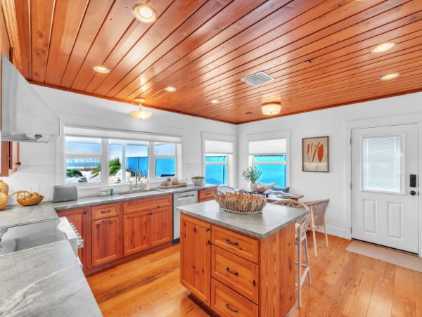 Anna Maria 2 Bedroom Rental with Partial Ocean View Sleeps 6