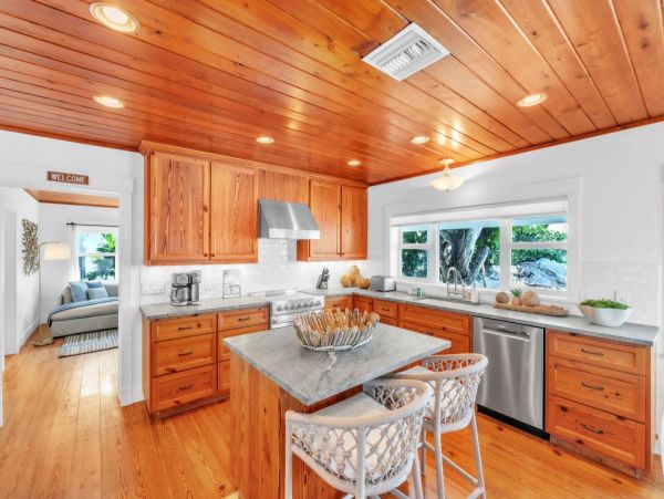Anna Maria 2 Bedroom Rental with Partial Ocean View Sleeps 6