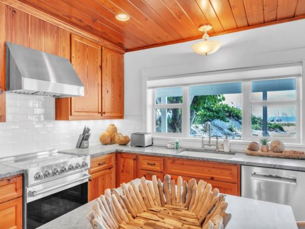 Anna Maria 2 Bedroom Rental with Partial Ocean View Sleeps 6