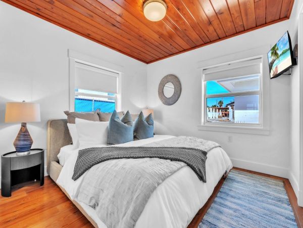 Anna Maria 2 Bedroom Rental with Partial Ocean View Sleeps 6