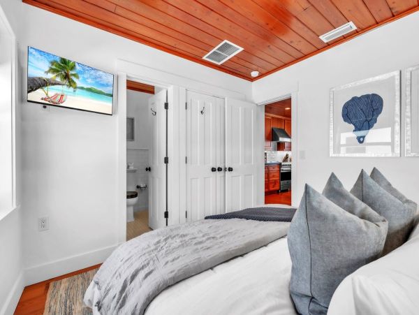 Anna Maria 2 Bedroom Rental with Partial Ocean View Sleeps 6