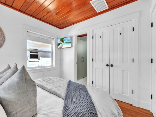 Anna Maria 2 Bedroom Rental with Partial Ocean View Sleeps 6