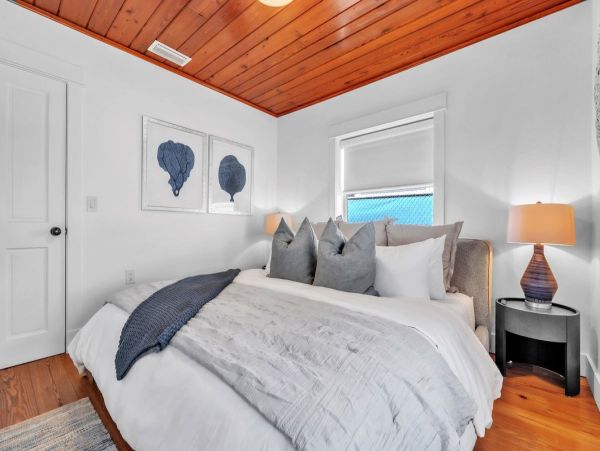 Anna Maria 2 Bedroom Rental with Partial Ocean View Sleeps 6