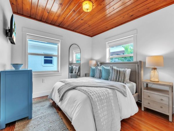 Anna Maria 2 Bedroom Rental with Partial Ocean View Sleeps 6