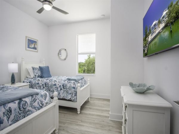 Canal Front Charming Vacation Pool Home in Marathon