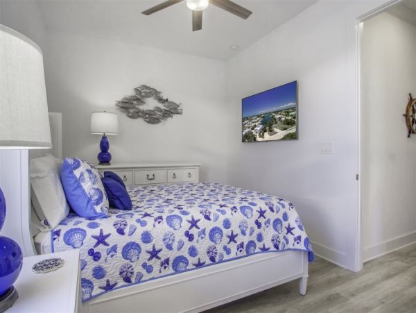 Canal Front Charming Vacation Pool Home in Marathon