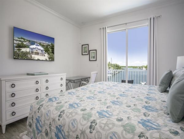 Canal Front Charming Vacation Pool Home in Marathon