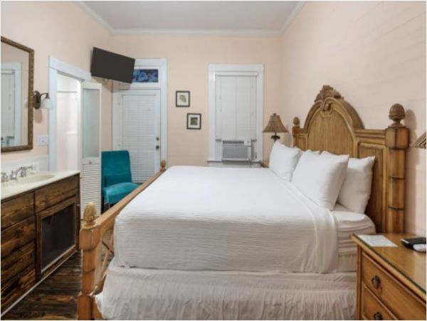 Luxury Key West Nine Bedroom Vacation Pool Home Sleeps 18